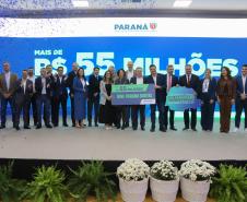 Pessoas comemorando a 3ª edição da Jornada BIM Paraná: Presente e Futuro das Obras Públicas.