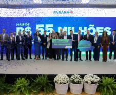 Pessoas comemorando a 3ª edição da Jornada BIM Paraná: Presente e Futuro das Obras Públicas.