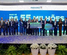 Pessoas comemorando a 3ª edição da Jornada BIM Paraná: Presente e Futuro das Obras Públicas.