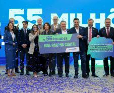 Pessoas comemorando a 3ª edição da Jornada BIM Paraná: Presente e Futuro das Obras Públicas.