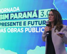 Mulher falando de cima do palco