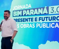 Homem falando em cima do palco