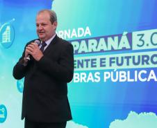 Homem falando de cima do palco