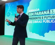 Homem falando de cima do palco