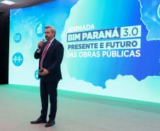 Homem falando de cima do palco