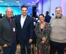 pessoas posando para foto