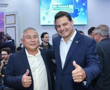 pessoas posando para foto