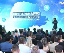 Lorreine Vaccari, coordenadora da Estratégia BIM Paraná falando no palco