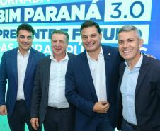 pessoas posando para fotos