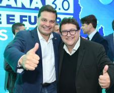 pessoas posando para fotos