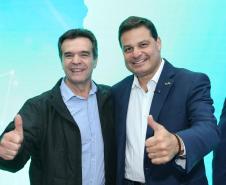 pessoas posando para fotos