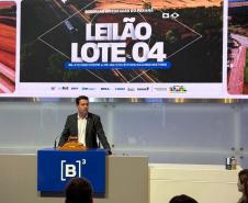 Pessoas comemorando o leilão do Lote 4 das concessões rodoviárias do Paraná