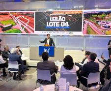 Pessoas comemorando o leilão do Lote 4 das concessões rodoviárias do Paraná