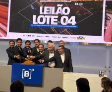 Pessoas comemorando o leilão do Lote 4 das concessões rodoviárias do Paraná