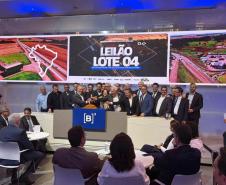 Pessoas comemorando o leilão do Lote 4 das concessões rodoviárias do Paraná