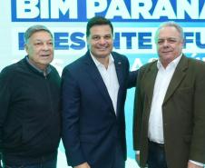 Pessoas posando para foto