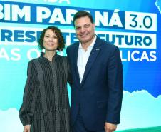 secretario de infraestrutura e logística e coordenadora da Estratégia BIM Paraná posando para fotos