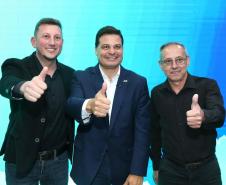 Pessoas posando para foto