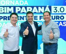 pessoas posando para fotos