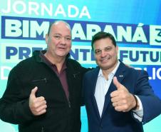 pessoas posando para fotos