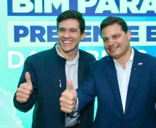 pessoas posando para fotos