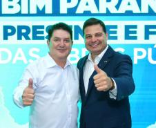 pessoas posando para fotos