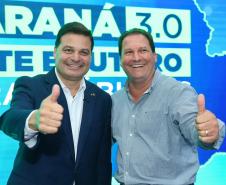 pessoas posando para fotos