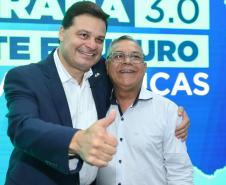 pessoas posando para fotos