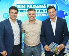 pessoas posando para fotos