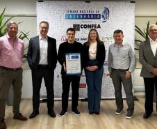 Pessoas posando para foto