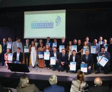 Pessoas posando para foto