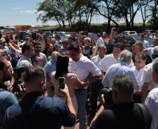 Governador conversando com pessoas 