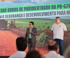 pessoas falando no palco