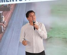 pessoas falando no palco