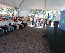 pessoas falando no palco