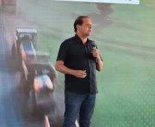 pessoas falando no palco