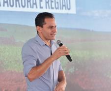 pessoas falando no palco