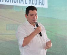 pessoas falando no palco