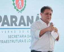 pessoas falando no palco