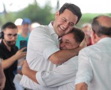 governador abraçando outra pessoa