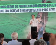 pessoas falando no palco