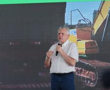 pessoas falando no palco