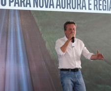 pessoas falando no palco