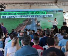 pessoas falando no palco