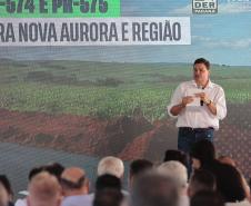 pessoas falando no palco