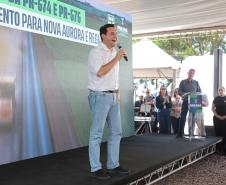 pessoa falando no palco