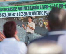 pessoa falando no palco