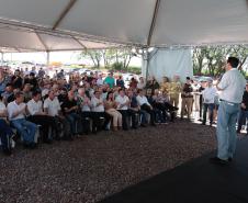 Governador, Ratinho Junior, falando no palco