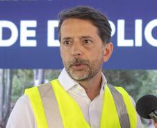 Pessoa no palco falando no microfone