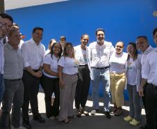 pessoas posando para fotos